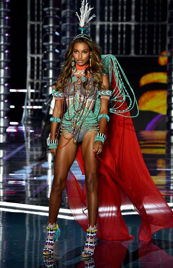 Victoria Secret'ın muhteşem defilesinde yere kapaklandı! 36