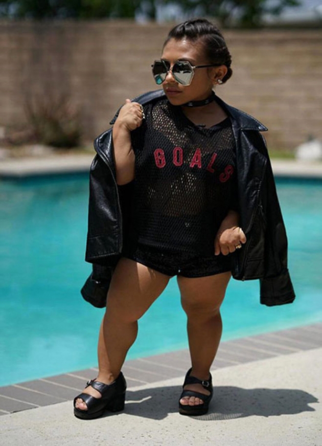 1 metrelik boyuyla dünyanın en kısa modeli kendine hayran bırakıyor! 10