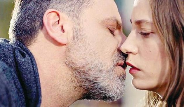Serenay Sarıkaya cesur sahneleriyle hayranlarını şaşırtıyor! 22