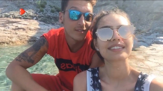 Mesut Özil ve Amine Gülşe'den çifte düğün sürprizi! 1