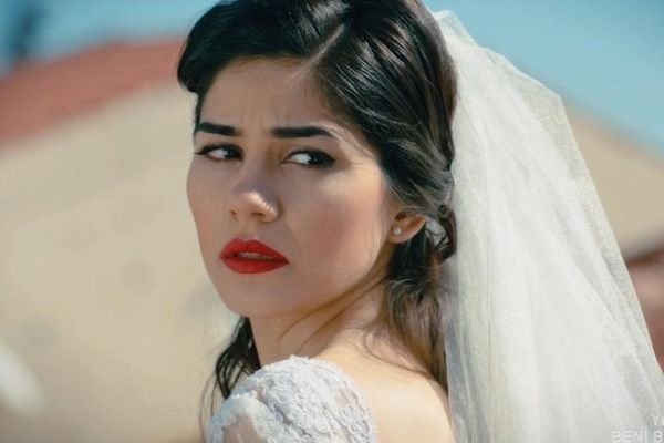Zeynep Çamcı "Adı Zehra" ile ekranlara dönüyor! 7