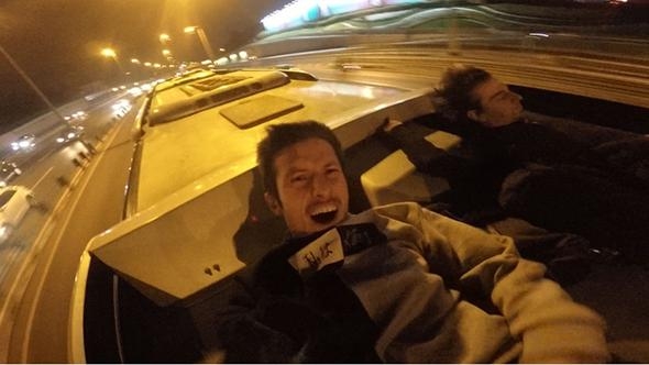 Metrobüsün 'üstünde' 12 durak gitti! 1