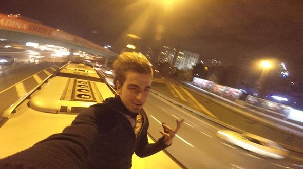 Metrobüsün 'üstünde' 12 durak gitti! 4