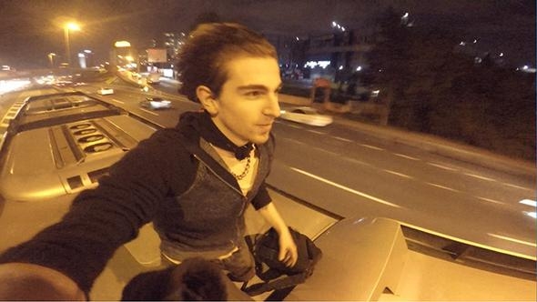 Metrobüsün 'üstünde' 12 durak gitti! 5
