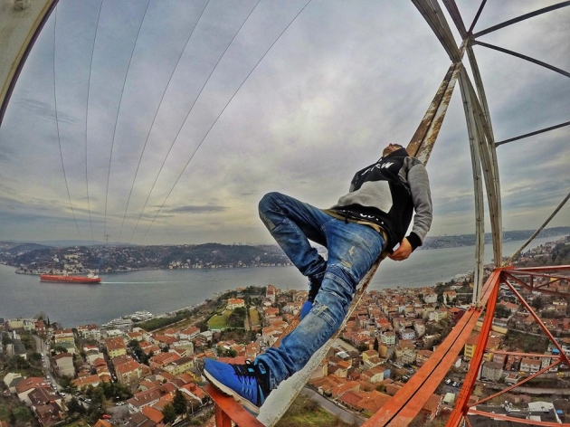 Metrobüsün 'üstünde' 12 durak gitti! 13