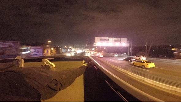Metrobüsün 'üstünde' 12 durak gitti! 6