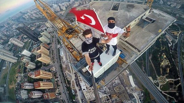 Metrobüsün 'üstünde' 12 durak gitti! 14