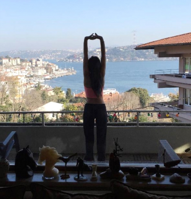 Ünlü isim boğaz manzaralı evini kendi temizliyor! 11