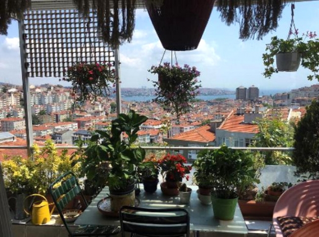 Ünlü isim boğaz manzaralı evini kendi temizliyor! 8