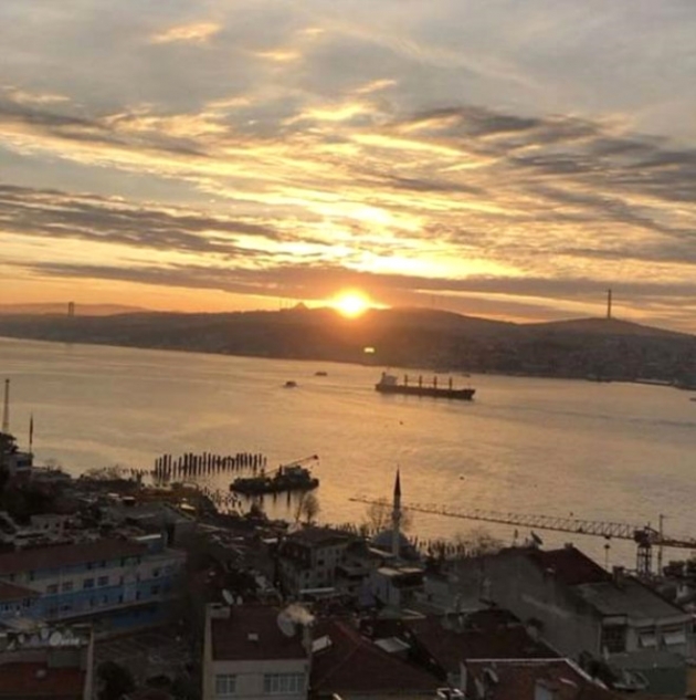 Ünlü isim boğaz manzaralı evini kendi temizliyor! 9