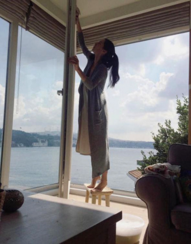 Ünlü isim boğaz manzaralı evini kendi temizliyor! 2