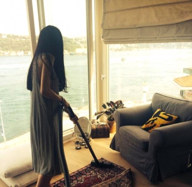 Ünlü isim boğaz manzaralı evini kendi temizliyor! 1