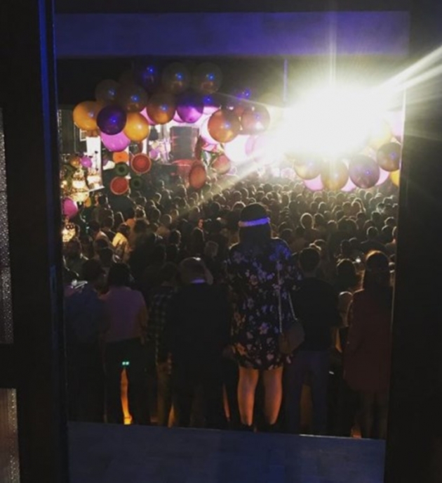 Cem Yılmaz hem sevgilisi hem de eski eşiyle geçmişe gitti! 16