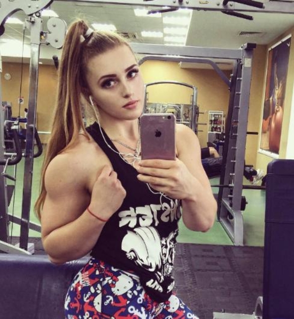 Sosyal medyanın yeni fenomeni 'Kaslı Barbie' 7