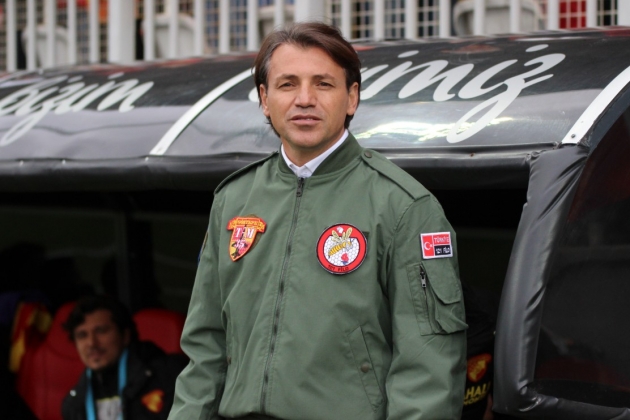Tamer Tuna pilot ceketiyle sahada! 1