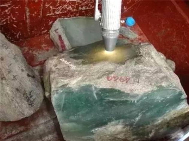 Yolda bulduğu taşın içinden servet çıktı! 5