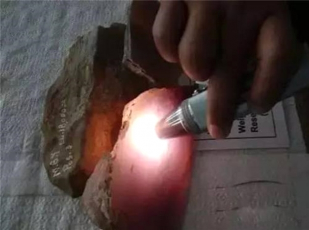 Yolda bulduğu taşın içinden servet çıktı! 8
