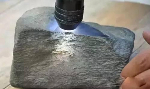 Yolda bulduğu taşın içinden servet çıktı! 2