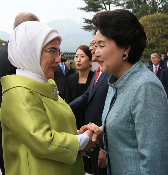 Emine Erdoğan, Kim Jung-sook ile görüştü! İşte görüşmeden çok özel kareler... 1