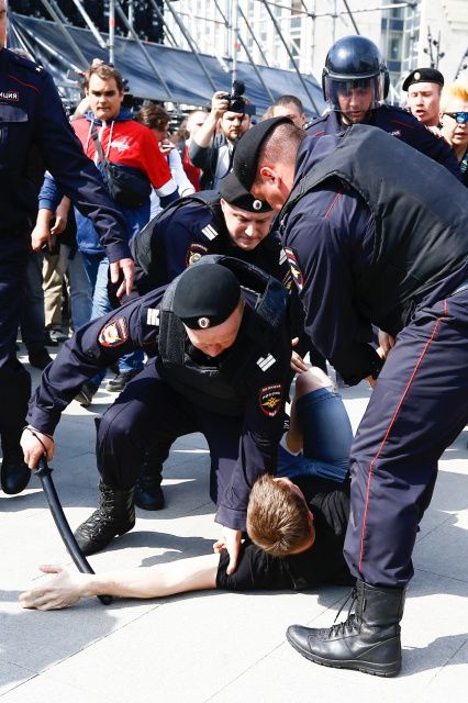 Putin karşıtları sokağa çıktı! Binden fazla gözaltı var... 15