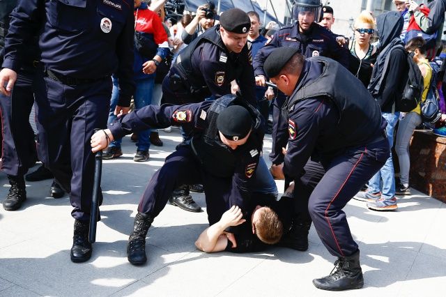 Putin karşıtları sokağa çıktı! Binden fazla gözaltı var... 16