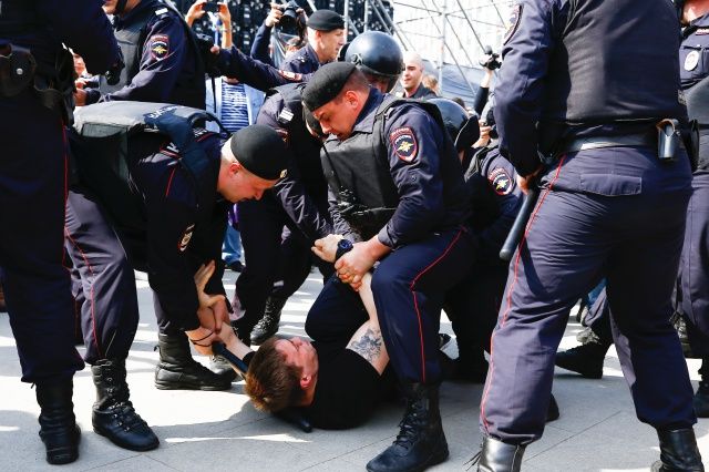 Putin karşıtları sokağa çıktı! Binden fazla gözaltı var... 17