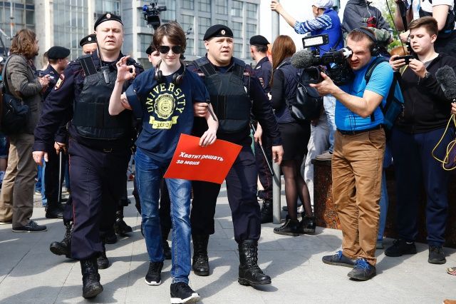 Putin karşıtları sokağa çıktı! Binden fazla gözaltı var... 19