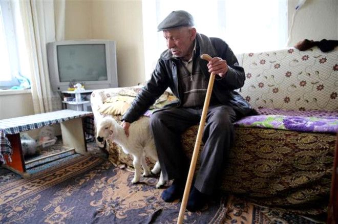 Hayalet köyde tek başlarına yaşıyorlar! 5