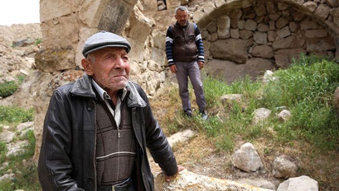 Hayalet köyde tek başlarına yaşıyorlar! 1