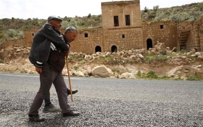 Hayalet köyde tek başlarına yaşıyorlar! 8