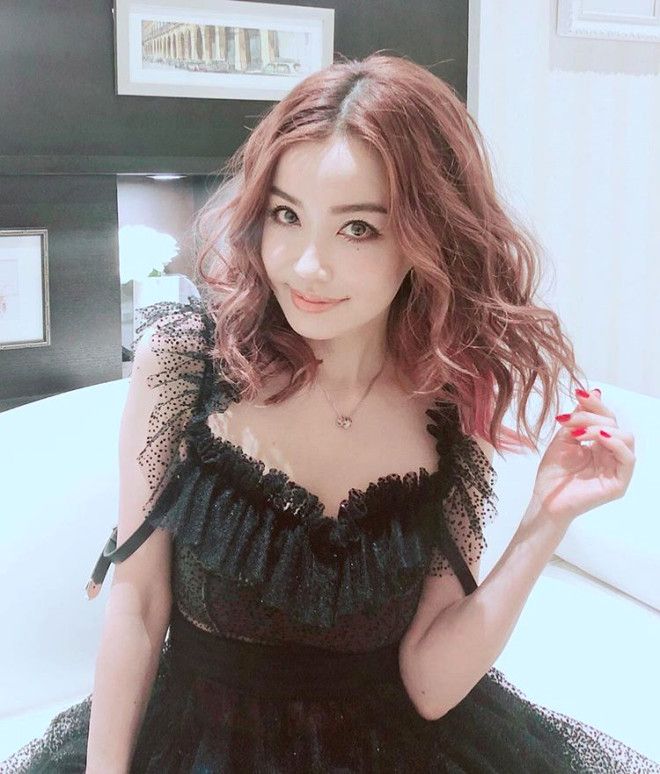 Japon modelin yaşını öğrenen donup kalıyor! 17