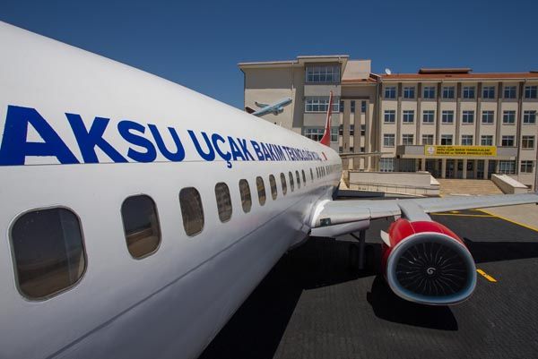 Bakan devreye girdi uçak lise bahçesine kondu! 23