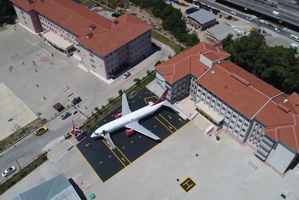 Bakan devreye girdi uçak lise bahçesine kondu! 1