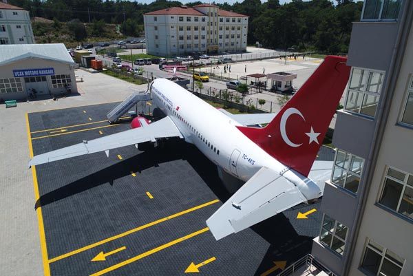 Bakan devreye girdi uçak lise bahçesine kondu! 3