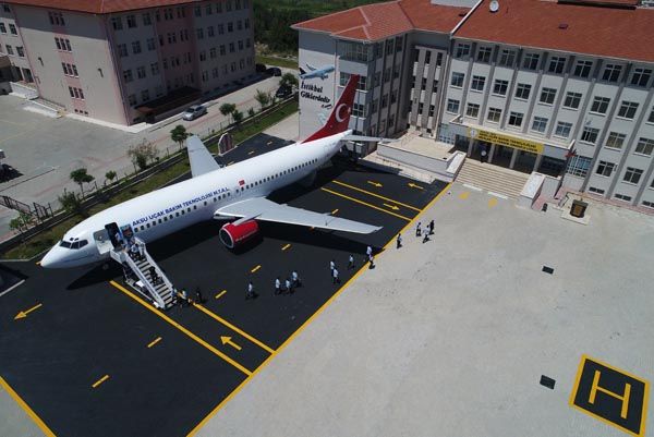 Bakan devreye girdi uçak lise bahçesine kondu! 4
