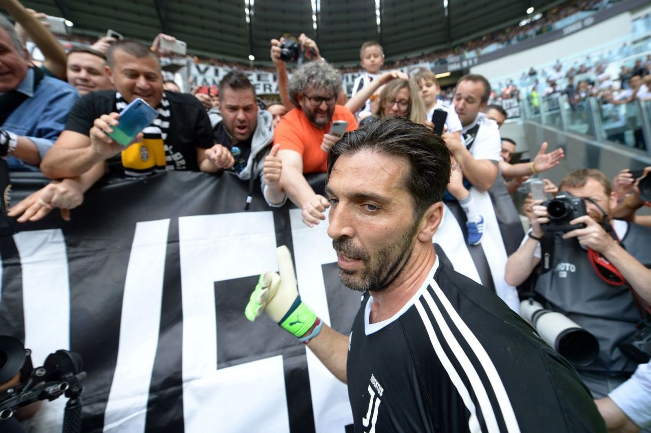 Buffon hem ağladı hem ağlattı! 12