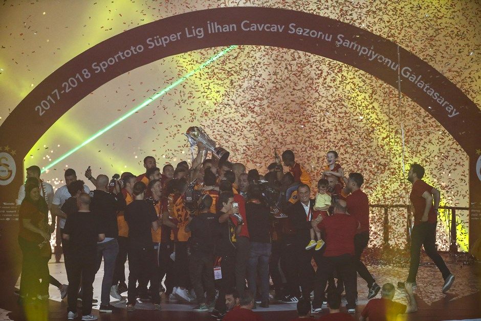 Şampiyonluk kutlamalarına damga vuran görüntüler! 16