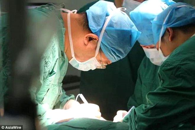 Yaşlı adamın boynundan 15 kiloluk tümör çıkartıldı! 6