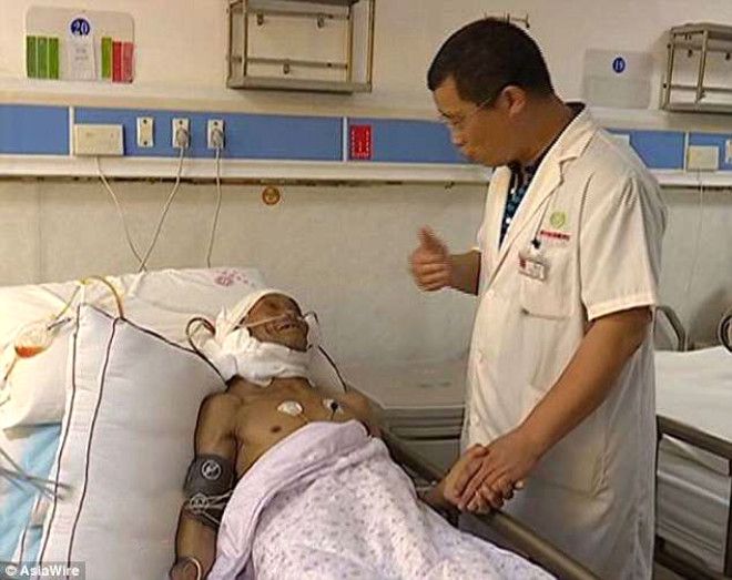 Yaşlı adamın boynundan 15 kiloluk tümör çıkartıldı! 9