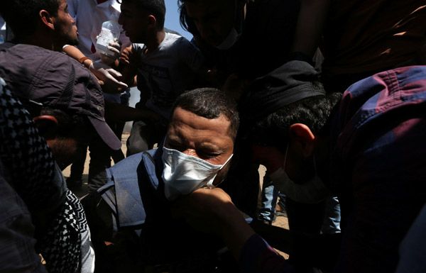 Filistinli genci gaz fişeği ile yüzünden vurdular! 12
