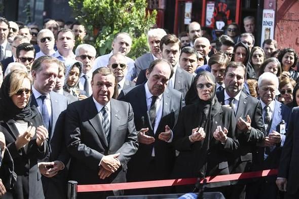 Erdoğan Demirören'in cenazesine ünlü akını! 22