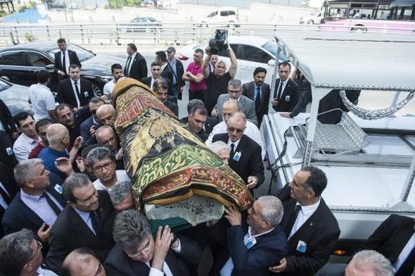 Erdoğan Demirören'in cenazesine ünlü akını! 8