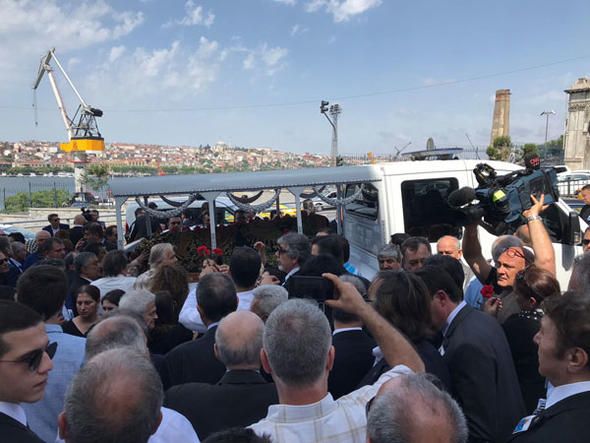 Erdoğan Demirören'in cenazesine ünlü akını! 21