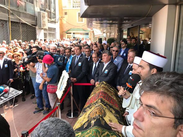 Erdoğan Demirören'in cenazesine ünlü akını! 11