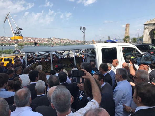 Erdoğan Demirören'in cenazesine ünlü akını! 6