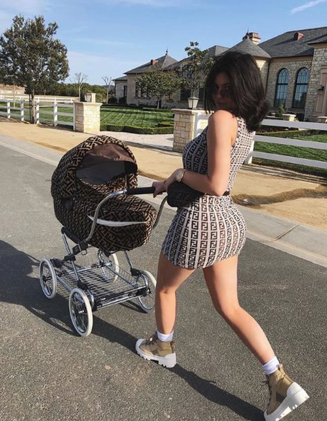 Kylie Jenner dört aylık bebeğini sildi! 2