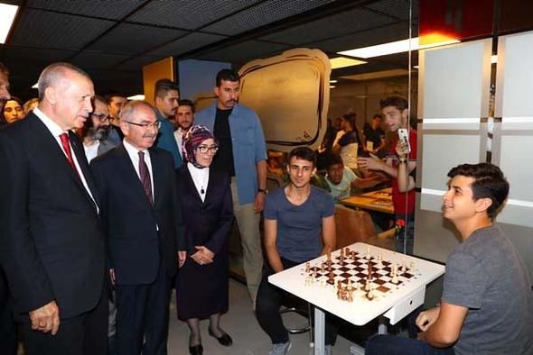 Mardinli gençlerle eğlenceli bir gece geçirdi! 3