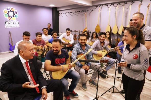 Mardinli gençlerle eğlenceli bir gece geçirdi! 5