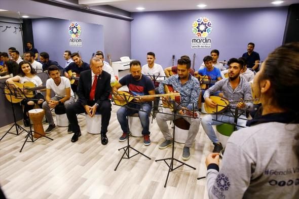 Mardinli gençlerle eğlenceli bir gece geçirdi! 8