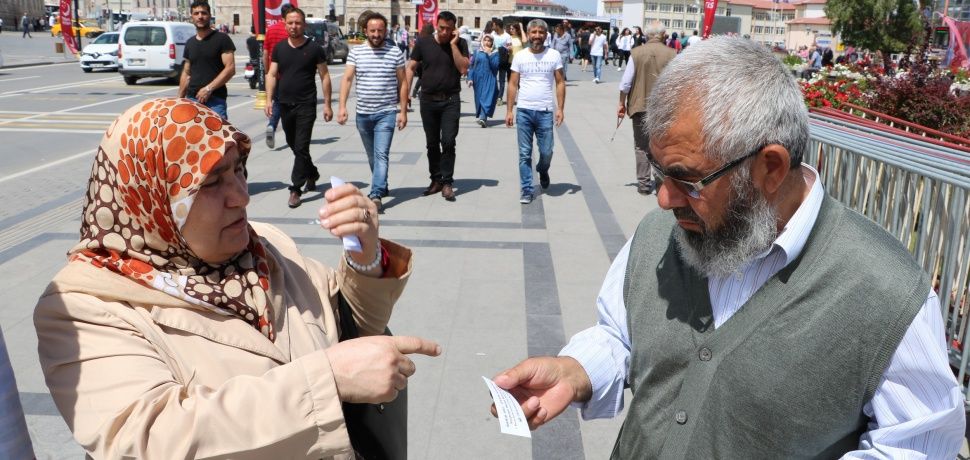 İlan dağıtıp oğluna takipçi topluyor! 8